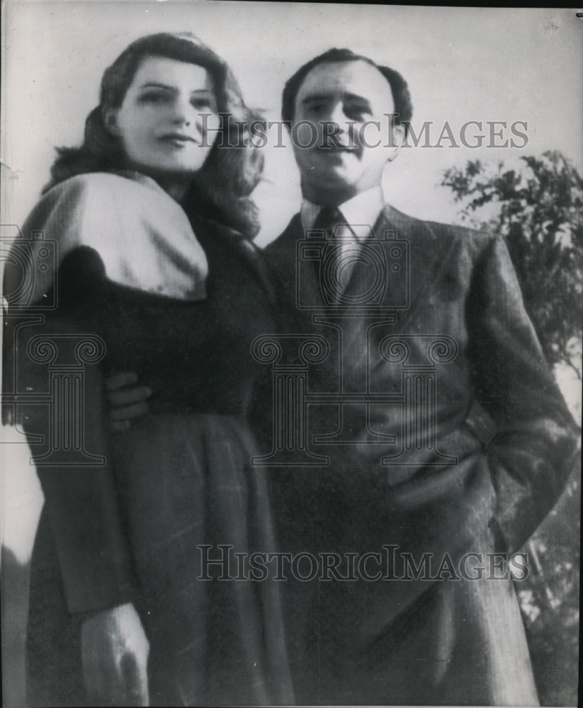 1949 Press Photo Rita Hayworth and Aly Khan Embrace After the Blessing- Historic Images