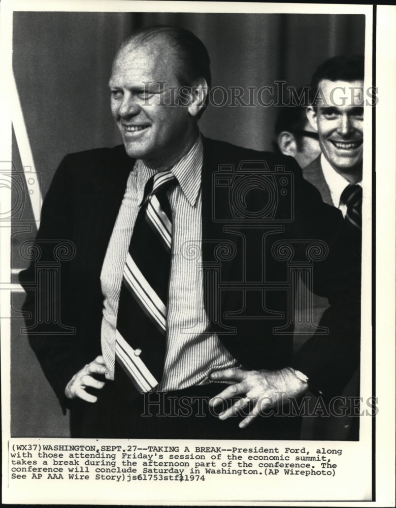 Press Photo Pres. Ford Takes a Break during the Afternoon Conference - cvw01770- Historic Images