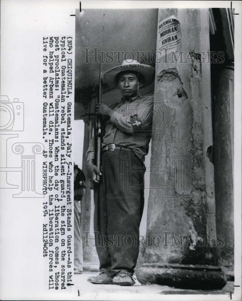 1984 Press Photo A Guatemalan rebel stands guard- Historic Images