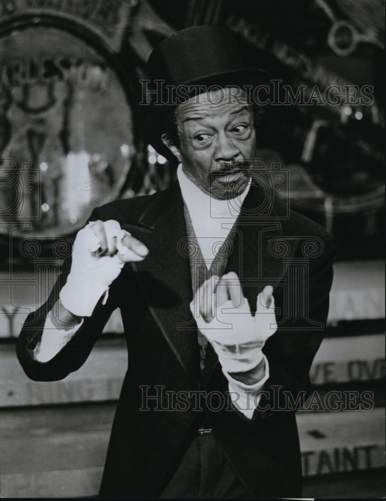 Undated Press Photo Avon Long stars in smash musical hit Bubbling Browns.- Historic Images