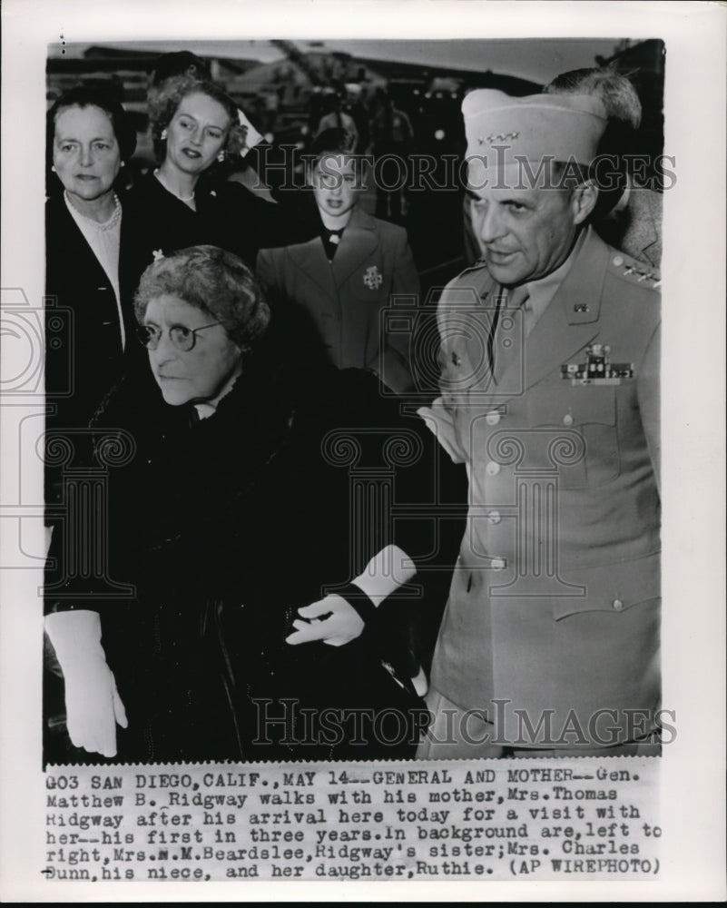 Press Photo Gen. Ridgway &amp; mother, Mrs. Thomas at airport for his visit of her- Historic Images