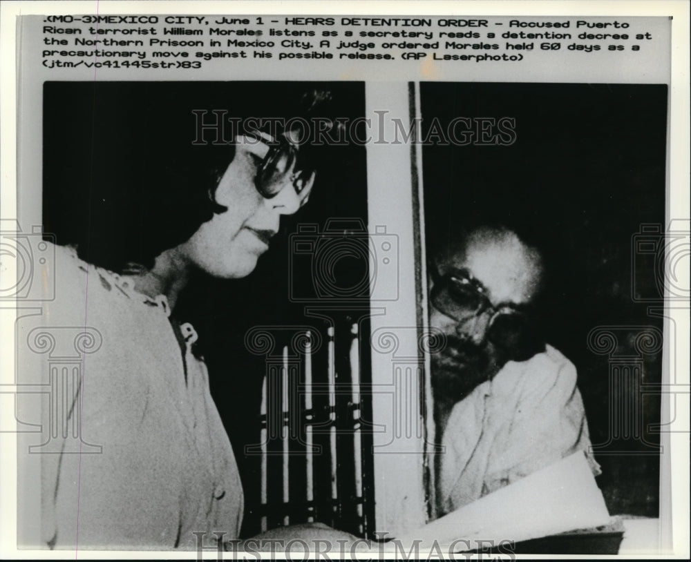 1983 Press Photo William Morales Listens as a Secretary Reads a Detention Decree- Historic Images