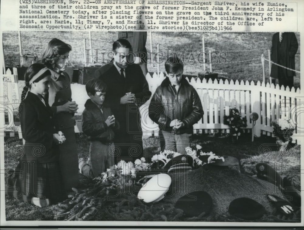 1966 Press Photo The family of Sargent Shiver at the Kennedy&#39;s grave - cvw05869- Historic Images