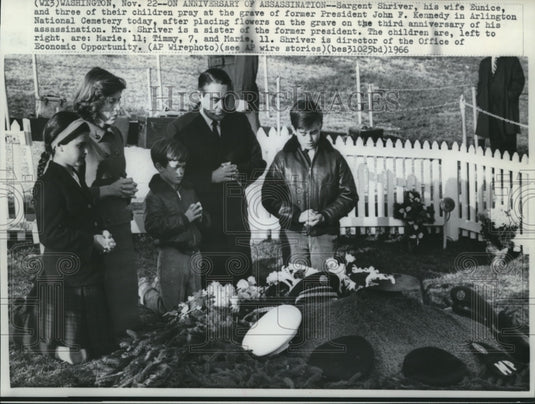 1966 Press Photo The family of Sargent Shiver at the Kennedy's grave - cvw05869- Historic Images