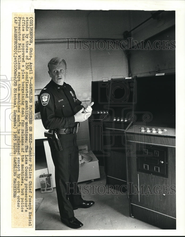 1983 Press Photo Mentor Police Chief Joseph Koziol with the gambling machines- Historic Images