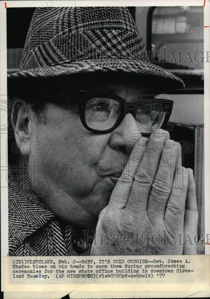 1977 Press Photo Gov James Rhodes at state office bldg during groundbreaking- Historic Images