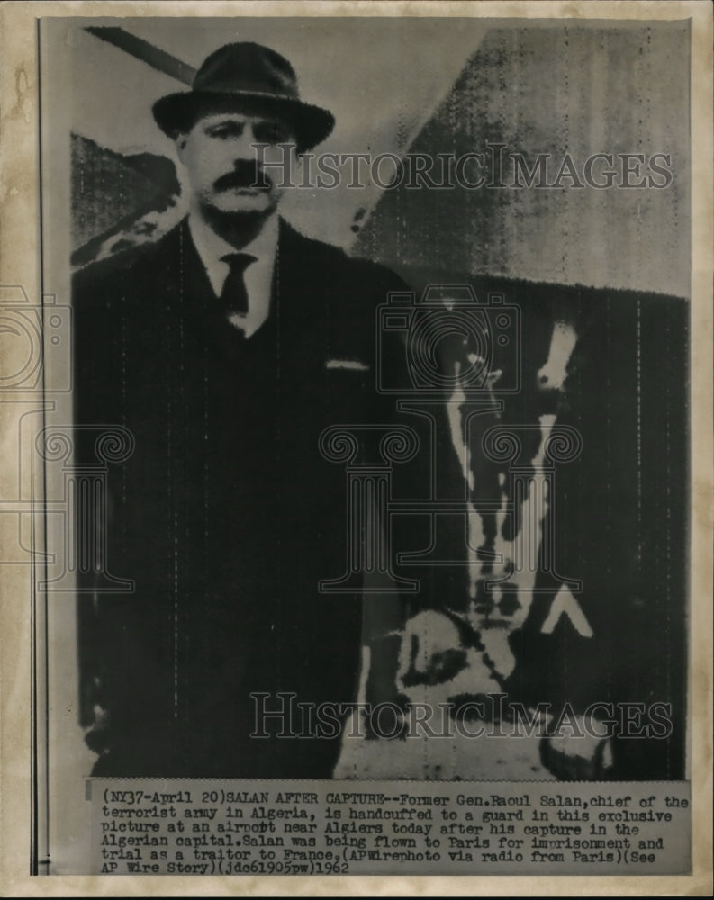 1962 Press Photo Ex-Gen.Salan is handcuffed to a guard at an airport - cvw11195- Historic Images