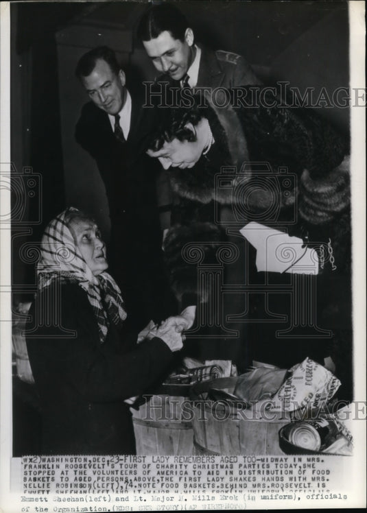 1989 Press Photo Mrs. Franklin Roosevelt's tour of charity Christmas parties- Historic Images