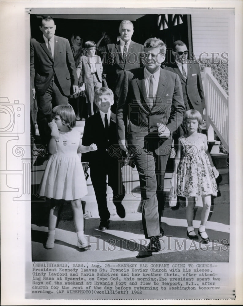 1962 Press Photo Kennedy attend mass in St. Francis Xavier Church with nieces- Historic Images