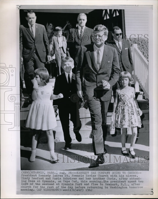 1962 Press Photo Kennedy attend mass in St. Francis Xavier Church with nieces- Historic Images