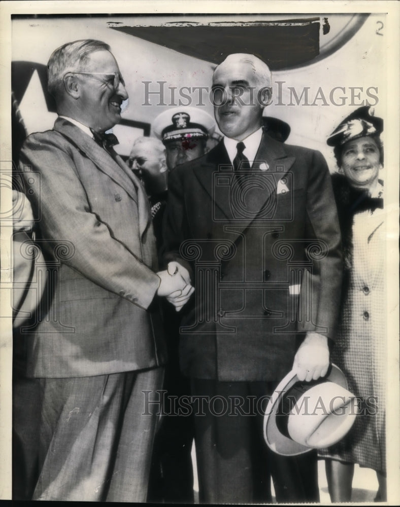 1945 Press Photo President Truman shakes hands with Edwin Stettenius.- Historic Images