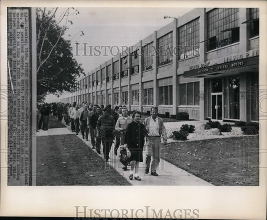 1964 Press Photo U.A.W. Workers walking out in protest at the Fisher plant.- Historic Images
