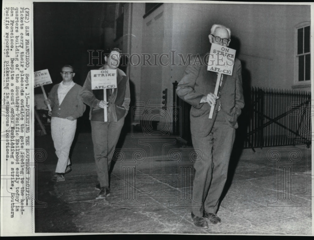 1970 Press Photo Pickets outside the gate of Southern Pacific Railroad.- Historic Images