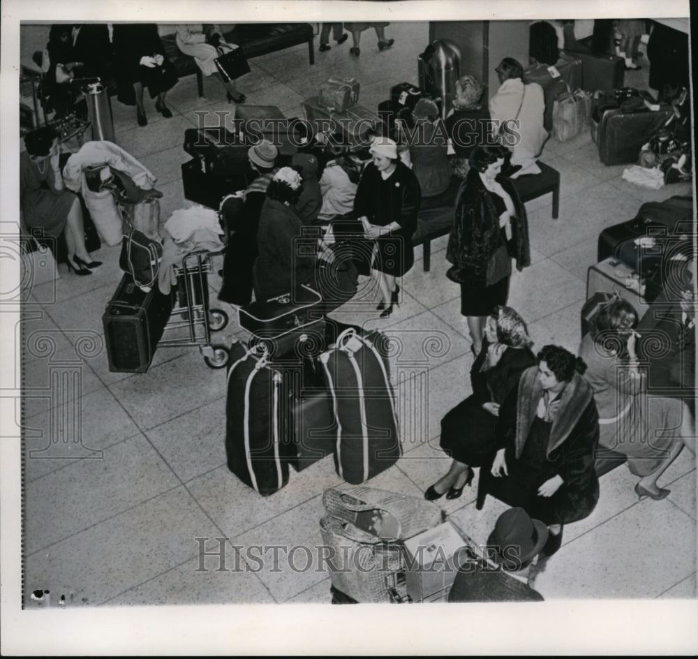 1961 Press Photo People waiting at New York&#39;s International Airport - cvw14770- Historic Images