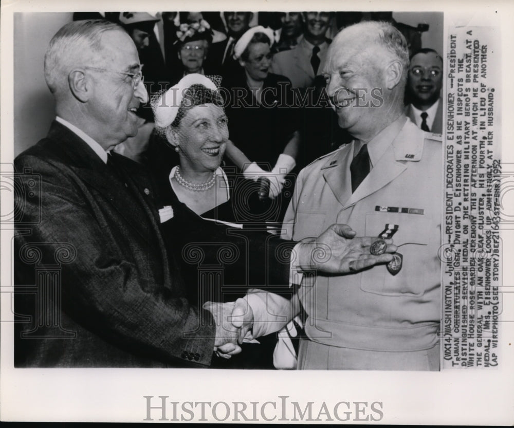 1952 Press Photo President Harry S.Truman congratulates Gen.Dwight D.Eisenhower- Historic Images