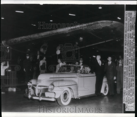 1942 Press Photo President Franklin Roosevelt during his tour of Boeing plant- Historic Images