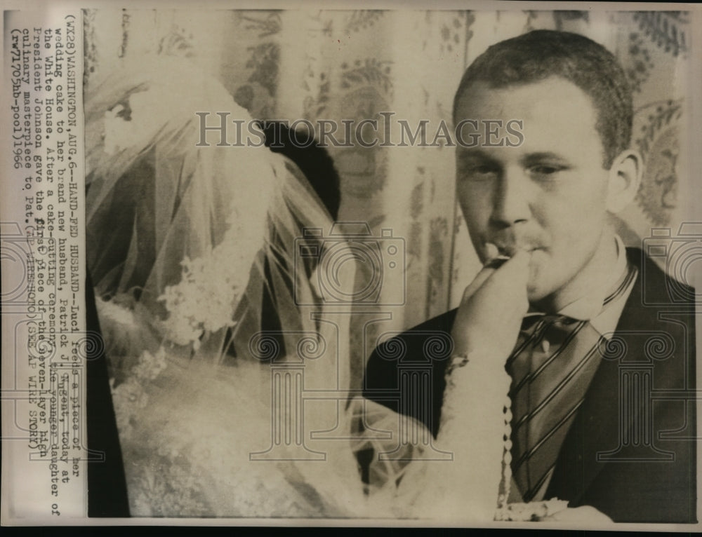 1966 Press Photo Luci Johnson feeds a piece of her wedding cake to her husband- Historic Images