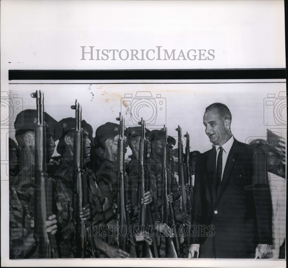 1961 Press Photo V.P Lyndon Johnson greeted by guards of South Viet Nam- Historic Images