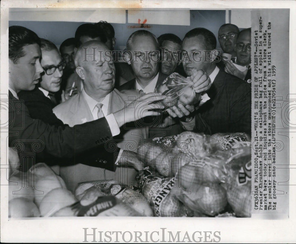 1959 Press Photo Soviet Premier Khrushohev in the super market holding apples- Historic Images