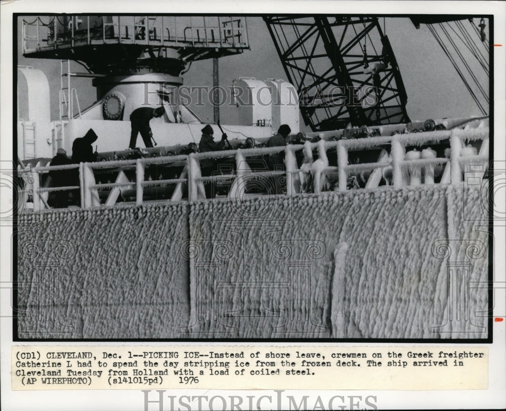 1976 Press Photo Crewmen of Freighter Catherine L Chip Ice in Cleveland- Historic Images