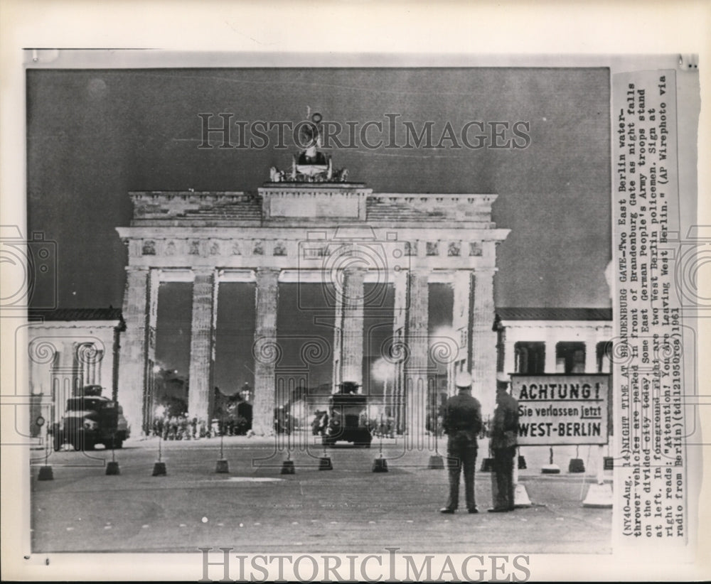 1961 Press Photo Police at Brandenburg gate during sector dispute. - cvw16056- Historic Images