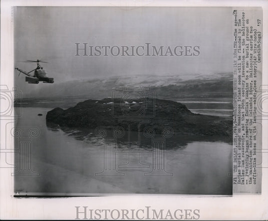 1957 Press Photo Helicopter moves Indian Remains-Memaloose Island Colorado- Historic Images