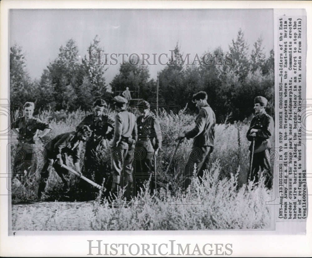 1961 Press Photo East German soldiers digging in to stop Border Crossing- Historic Images