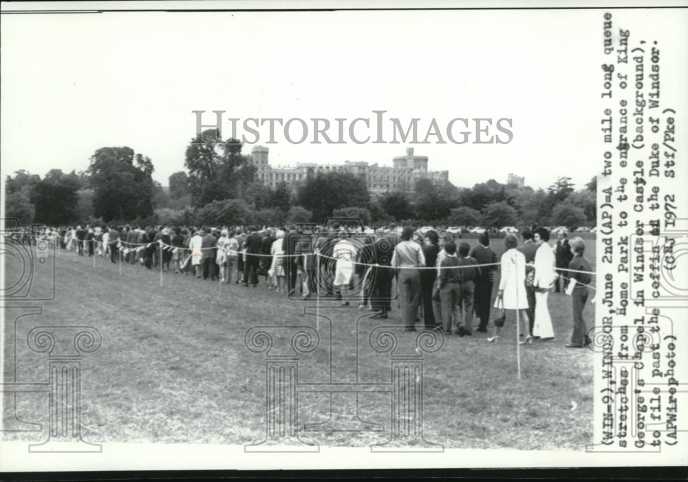 1972 Press Photo A two mile long queue to file past the Duke of Windsor coffin- Historic Images