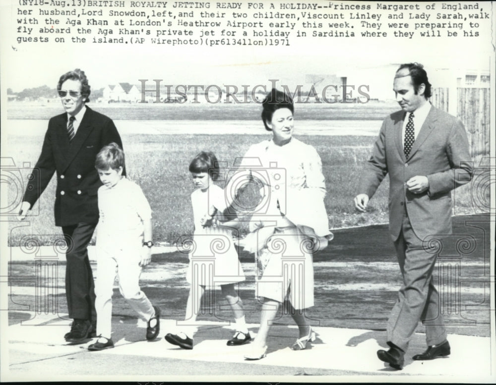 1971 Press Photo Princess Margaret of England and Family Get Ready To Board Jet- Historic Images