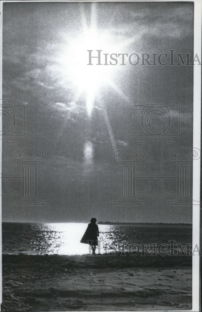 1966 Press Photo A Silhouette Surveys Cape Cod Coastline Sunset, Hyannis Mass.- Historic Images