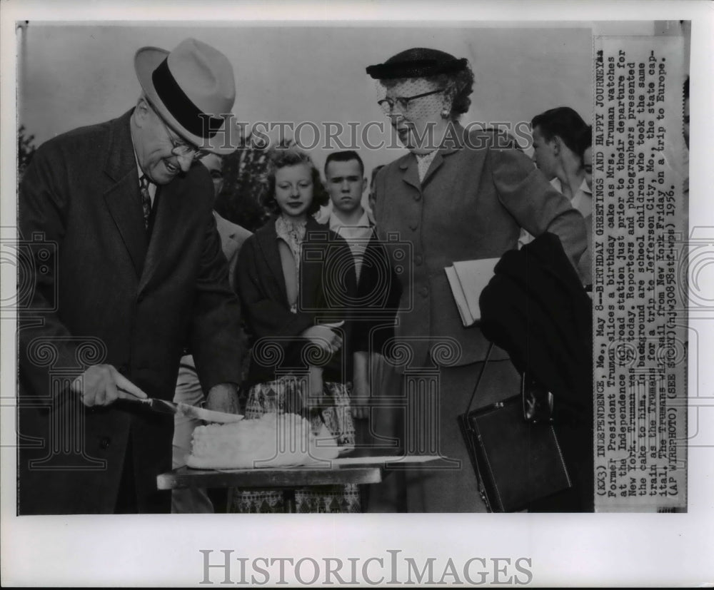 1956 Press Photo Former President Truman slices birthday cake - cvw17492- Historic Images