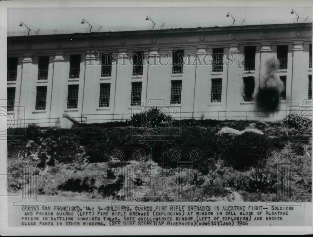 1946 Press Photo Soldiers and prison guards fire rifle grenades at windows- Historic Images