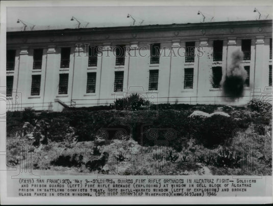 1946 Press Photo Soldiers and prison guards fire rifle grenades at windows- Historic Images
