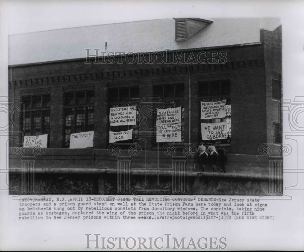 1952 Press Photo Convicts hang bedsheet signs with demands Rahway State Prison- Historic Images