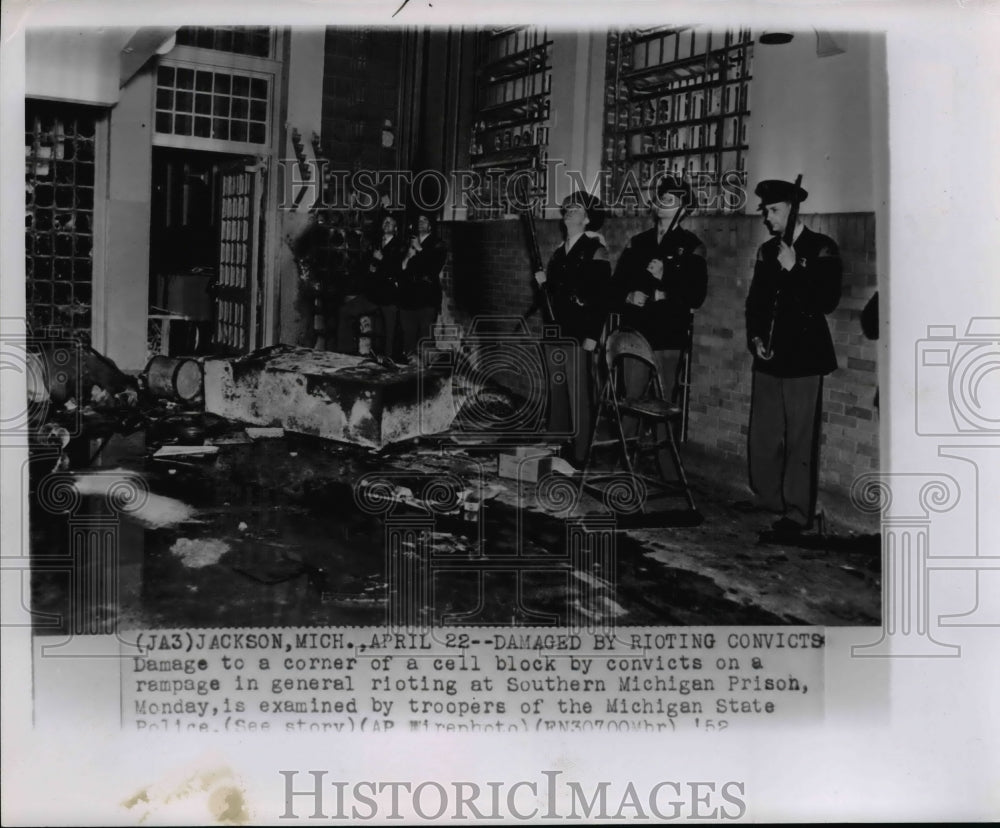 1952 Press Photo Michigan Police examining a Southern Michigan prison cell block- Historic Images