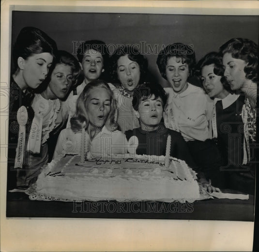 1963 Press Photo Miss Hawaii and Miss Ohio celebrating their birthday's- Historic Images
