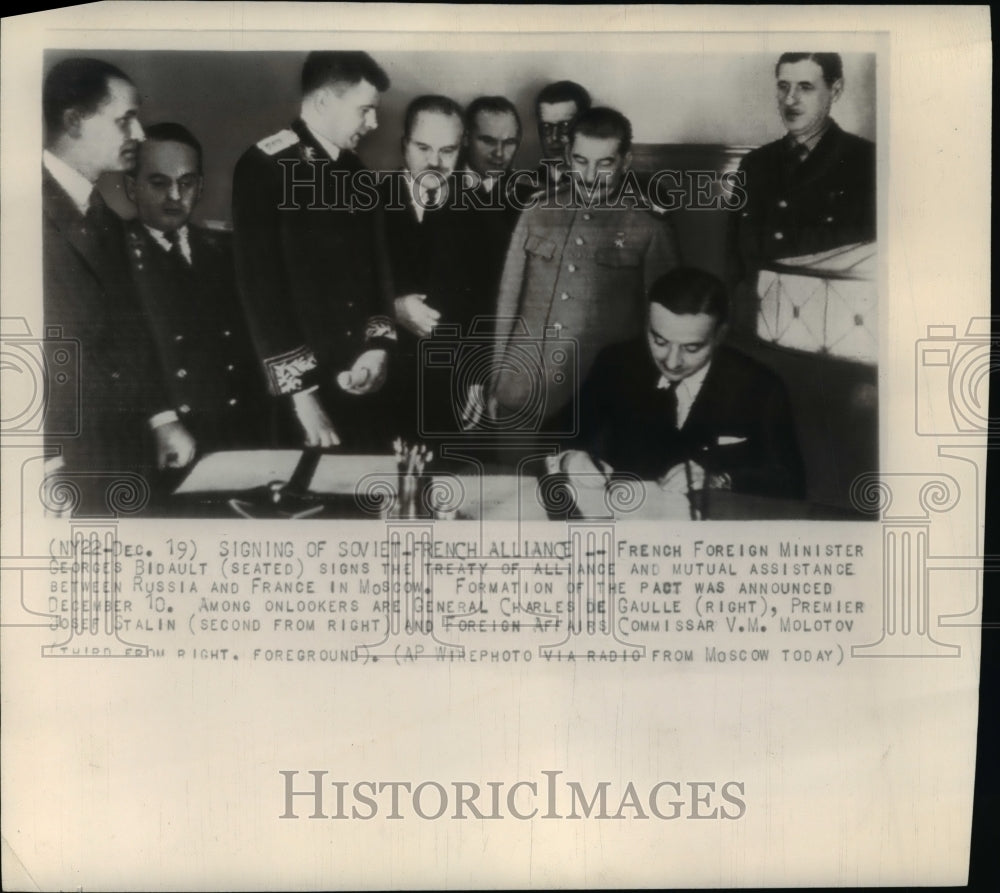 1944 Press Photo French Foreign Minister Georges Bidault signs alliance treaty- Historic Images