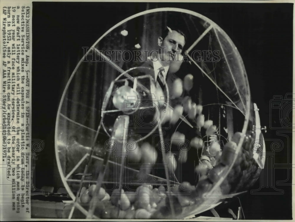 1971 Press Photo Curtis W. Tarr, Director of Selective Service mixes draft cards- Historic Images