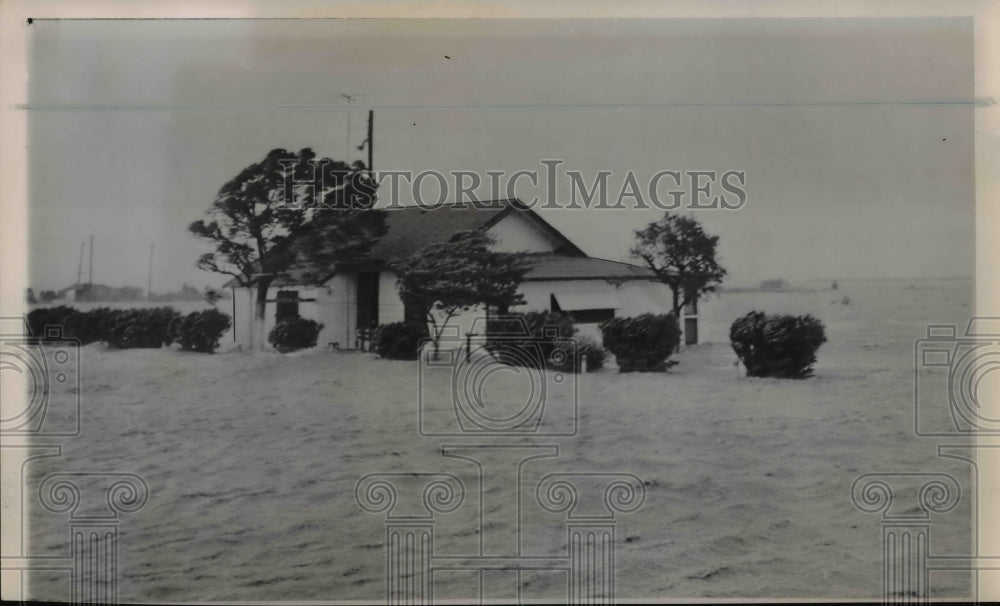 1961 Press Photo Wind and Waves Batter HOme in Texas City, Texas - cvw18126- Historic Images