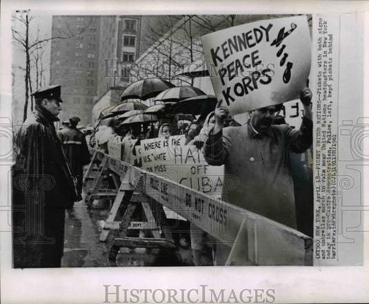 1961 Press Photo Picketers Outside United Nations - cvw18168- Historic Images