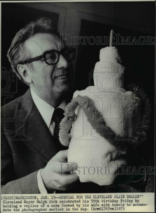 1973 Press Photo Cleveland Mayor Ralph J. Perk celebrating his 59th Birthday.- Historic Images