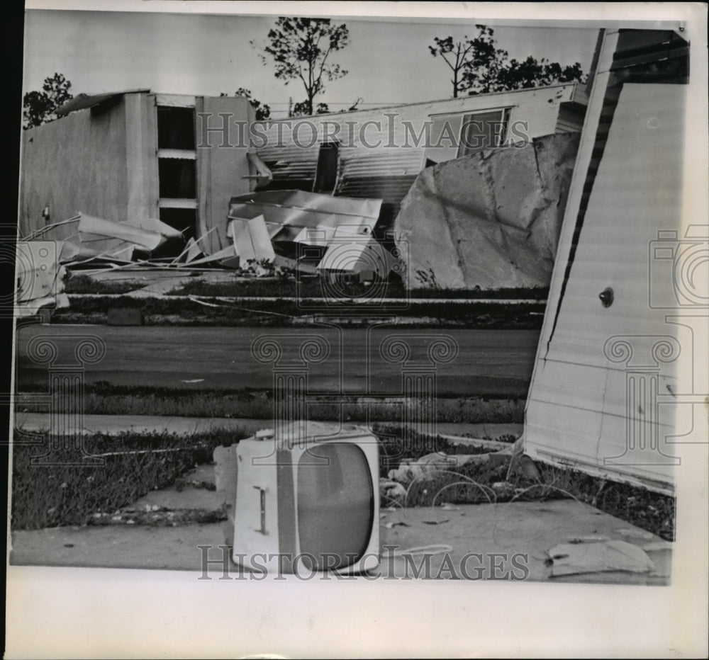 1960 Press Photo Hurricane Donna&#39;s wind wrecked mobile homes in a trailer park- Historic Images