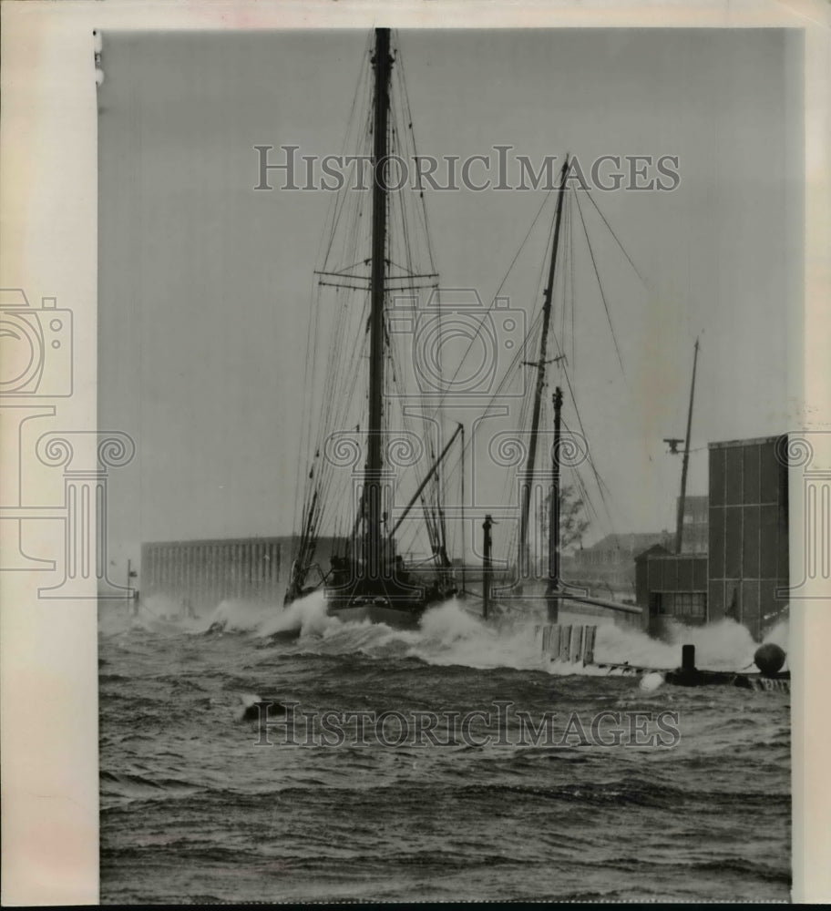 1960 Press Photo Heavy seas from hurricane Donna pound away Atlantis - cvw18558- Historic Images