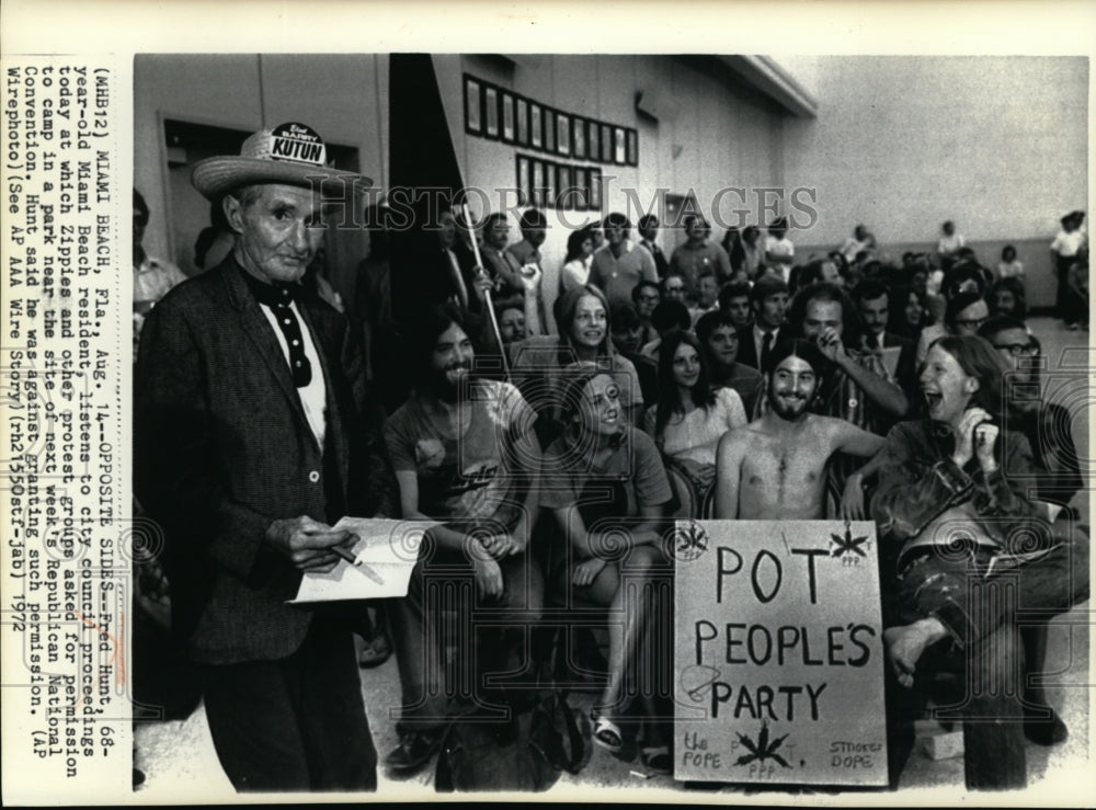 1972 Press Photo Fred Hunt Attends Council Proceedings for National Convention- Historic Images