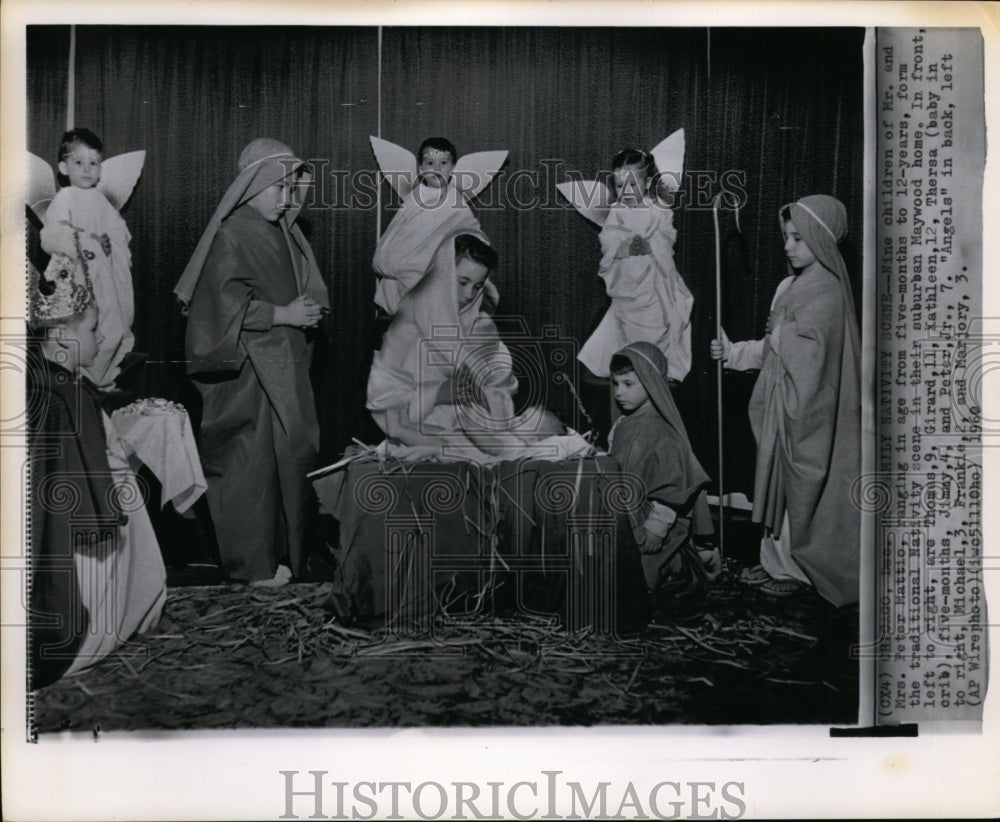 1972 Press Photo Mr. &amp; Mrs. Peter Mattio &amp; children form Nativity in Maywood- Historic Images