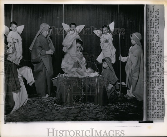 1972 Press Photo Mr. & Mrs. Peter Mattio & children form Nativity in Maywood- Historic Images
