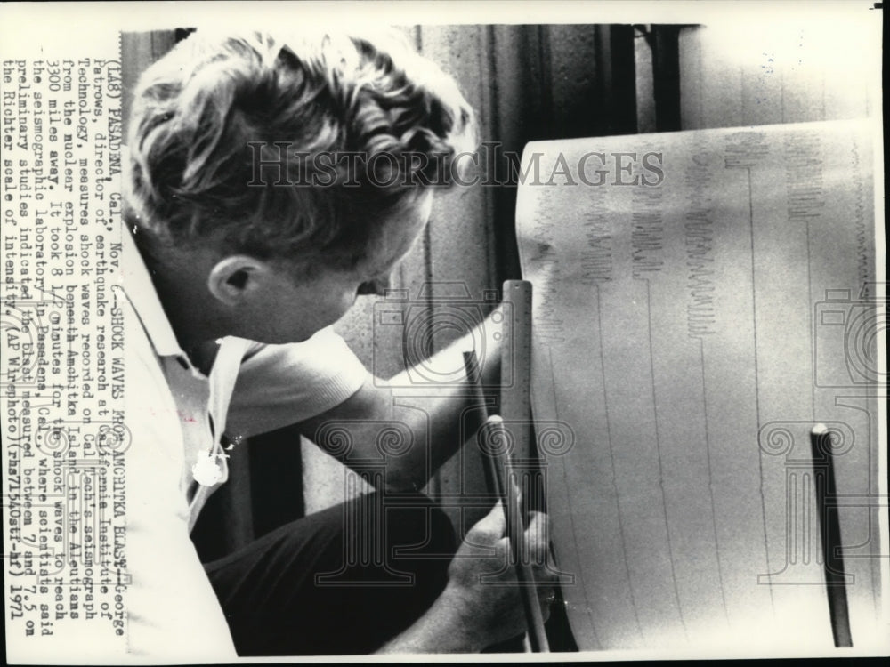 1971 Press Photo George Patrows measures shock waves from nuclear explosion- Historic Images