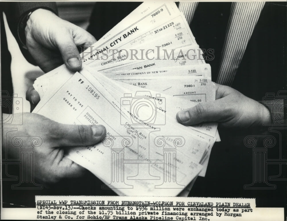 1975 Press Photo Checks as part of closing by Morgan Co. to Sohio/BP Capital Inc- Historic Images