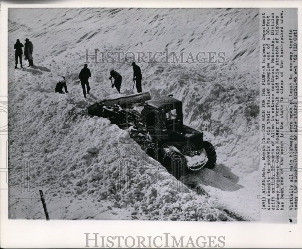 1962 Press Photo A highway Dept. crew resorts to shovels to dig their snowplow- Historic Images