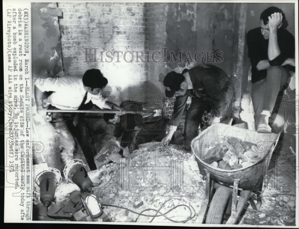 1971 Press Photo Law enforcement men sift through debris in a rest room- Historic Images